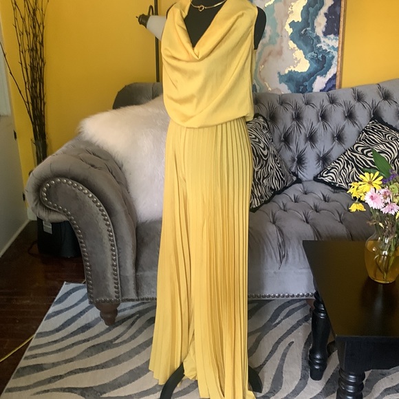 Gold sleeveless pleated leg jumpsuit - Picture 12 of 12